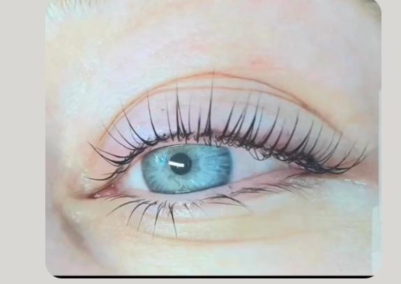 Wimpernlifting Beim Wimpernlifting werden die natürlichen Wimpern sanft nach oben gebogen und fixiert. Das Ergebnis ist ein offener, frischer Blick ganz ohne künstliche Wimpern. Perfekt für einen natürlichen und gepflegten Look.